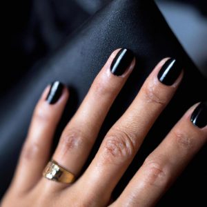 Co oznaczają czarne paznokcie - symbolika mody