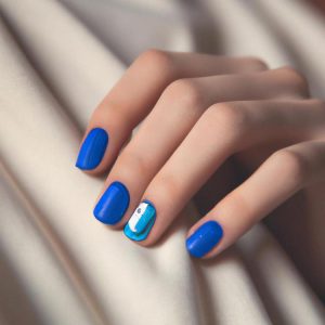 Niebieskie paznokcie - co oznaczają?