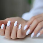 co oznaczają białe paznokcie u dziewczyn